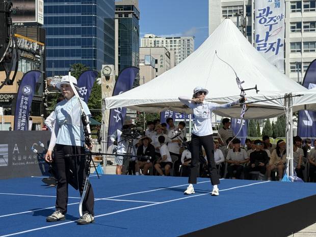 ‘제43회 대통령기 전국 남녀 양궁대회’ 결승 무대가 29일 오전 광주 동구 5·18민주광장에서 열려 리커브 여자 대학부 개인전 결승에 오른 오예진(21·광주여대)이 활 시위를 당기고 있다. 민현기 기자