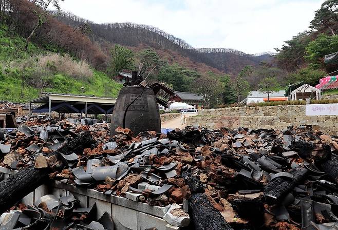 29일 오전 의성군 단촌면 구계리 고운사에는 불에 타 무너진 연수전의 잔해와 고온에 깨진 범종이 그날의 아픔을 고스란히 안고 있다.