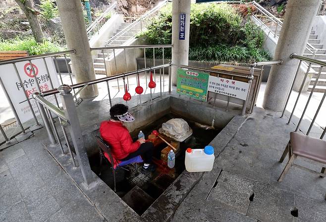 29일 오후 청송군 청송읍 달기약수탕에서 한 주민이 약수를 받고 있다.