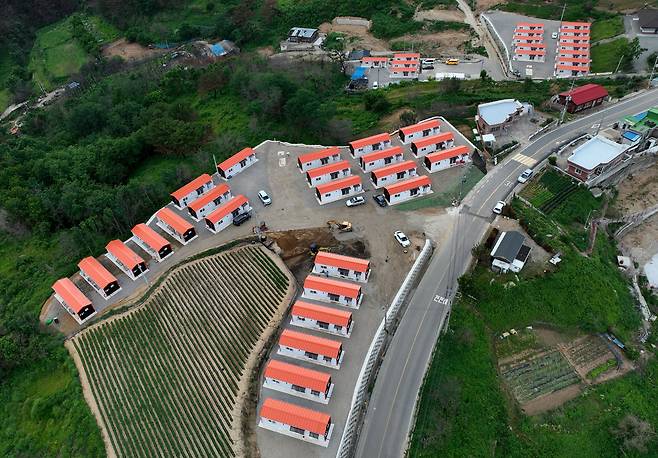 29일 오후 영덕군 영덕읍 석리 따개비 마을 언덕 위에 수십 채의 이재민 임시주택이 설치되어 있다.