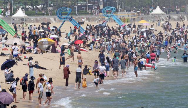 부산 전역에 폭염주의보가 내려진 29일 부산 해운대해수욕장을 찾은 시민들이 물놀이를 하며 더위를 식히고 있다. 정종회 기자 jjh@