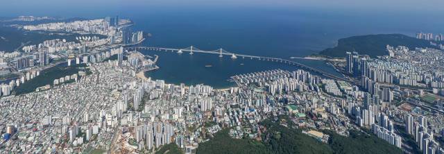 정부가 주택담보대출 한도 6억 원이라는 초유의 대출 규제를 내놓으면서 지방 부동산에까지 찬물을 끼얹을 것이란 우려가 나온다. 부산 부동산 상급지로 꼽히는 해운대구 수영구 남구 일원. 정종회 기자 jjh@