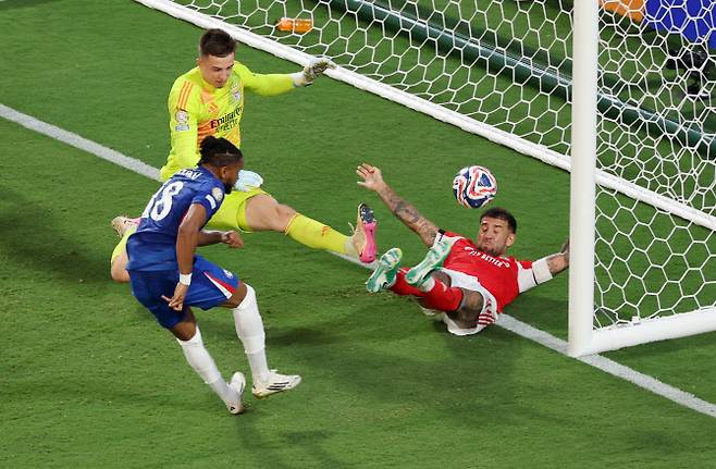 첼시의 크리스토퍼 은쿤쿠가 벤피카의 수비를 뚫고 골을 성공시키고 있다. 사진=AFPBBNews