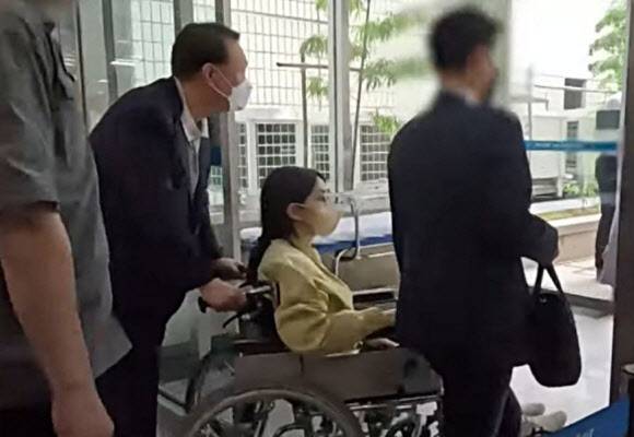 윤석열 전 대통령이 미는 휠체어를 타고 퇴원하는 김건희 여사. (사진=SBS 캡처)