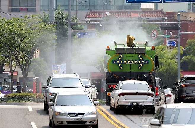 낮 기온이 30도를 웃돌아 무더운 날씨를 보인 26일 광주 북구청 기후환경과 직원들이 살수차를 이용해 도로의 지열을 식히고 있다. (광주 북구 제공. 재판매 및 DB 금지) 2025.6.26/뉴스1 ⓒ News1 박지현 기자