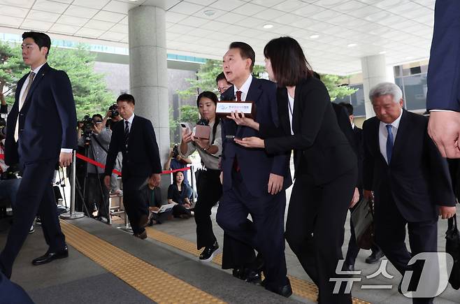 윤석열 전 대통령이 28일 서울 서초구 서울고검 청사에 내란 특검 대면조사를 받기 위해 출석하고 있다. (공동취재) 2025.6.28/뉴스1 ⓒ News1 김성진 기자