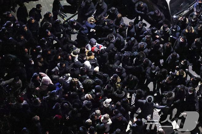 고위공직자범죄수사처(공수처)가 윤석열 대통령 2차 체포영장 집행에 나선 15일 오전 서울 용산구 한남동 대통령 관저로 관계자들이 진입을 시도하고 있다. 2025.1.15/뉴스1 ⓒ News1 신웅수 기자