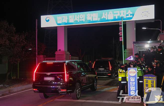 내란 우두머리 혐의로 체포된 윤석열 대통령이 15일 고위공직자범죄수사처(공수처)의 수사를 마친 후 경기도 의왕시 서울구치소에 도착하고 있다. (공동취재) 2025.1.15/뉴스1 ⓒ News1 김성진 기자