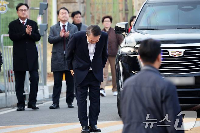 법원의 구속취소 청구 인용으로 석방된 윤석열 대통령이 8일 오후 경기 의왕시 서울구치소에서 풀려나 지지자들에게 인사하고 있다. 2025.3.8/뉴스1 ⓒ News1 오대일 기자