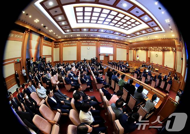 4일 오전 서울 종로구 헌법재판소 대심판정에서 윤석열 대통령 탄핵심판 결정이 선고되고 있다. 2025.4.4/뉴스1 ⓒ News1 사진공동취재단