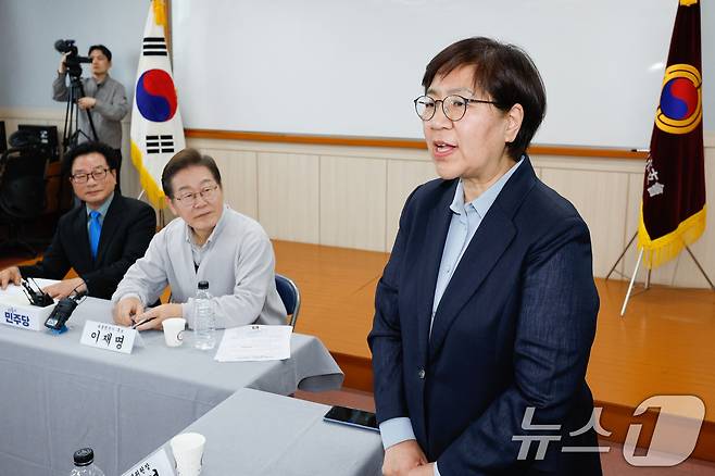 이재명 더불어민주당 대통령 후보가 2차 골목골목 경청투어 마지막 날인 7일 오후 전북 익산시 대한노인회 익산지회에서 열린 임원과의 간담회에서 참석해 정은경 총괄선대위원장 인사말을 듣고 있다. 2025.5.7/뉴스1 ⓒ News1 안은나 기자