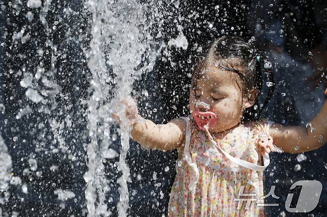 전남 일부 지역에 폭염경보가 발효된 29일 오후 담양 죽녹원앞 바닥분수에서 어린이들이 물을 맞으며 더위를 식히고 있다. 2025.6.29/뉴스1 ⓒ News1 김태성 기자
