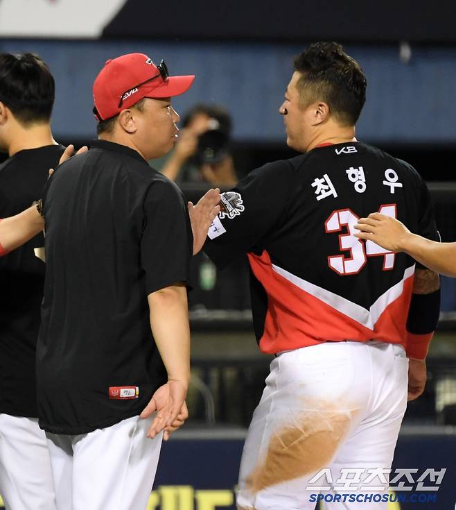 1점 차로 승리한 4번 타자 최형우는 이범호 감독과 하이파이브를 나눴다.
