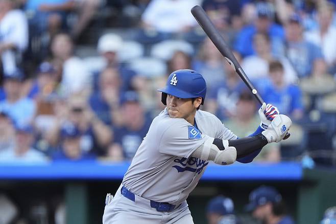 아무리 만화 캐릭터라도 이렇게 만들면 비난을 피할 수 없다.
일반적인 상식의 잣대로 평가할 수 없는 말 그대로 진짜 '괴물'. '먼치킨 캐릭터' 오타니 쇼헤이가 이틀 동안 보여준 활약상은 눈으로 봐도 믿기 어렵다. 어제는 7루타(홈런+3루타)를 치더니, 오늘은 164㎞의 광속 패스트볼을 뿌리며 2이닝 무실점 호투를 펼쳤다. 실제상황이다.
<저작권자(c) 연합뉴스, 무단 전재-재배포, AI 학습 및 활용 금지>