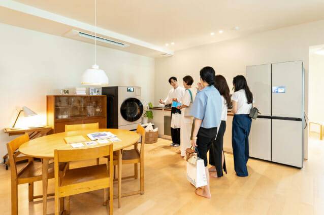 관람객이 부산 해운대구 달맞이길 복합문화공간 에케(ECKE)에서 진행된 라이프스타일 전시에서 삼성전자 2025년형 비스포크 AI 가전을 체험하고 있다. (사진=삼성전자)