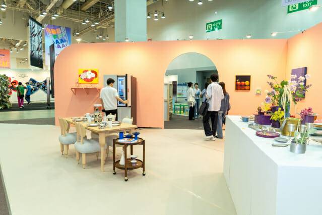 관람객이 부산 해운대구 벡스코에서 진행된 라이프스타일 전시에서 삼성전자 2025년형 비스포크 AI 가전을 체험하고 있다.(사진=삼성전자)