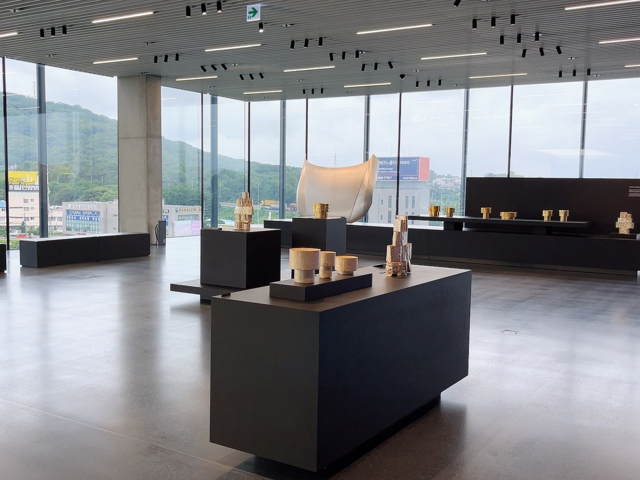 제네시스 청주 5층에 마련된 조성호 작가의 ‘시간의 정원’ 전시 공간. 장우진 기자