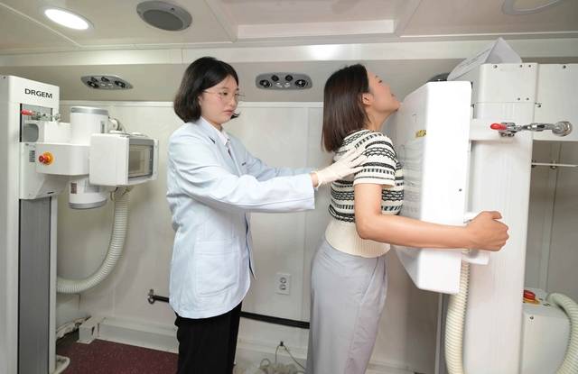 아스트라제네카 한 여성이 한국아스트라제네카가 운영한 '폐건강 체크버스' 캠페인을 통해 흉부 엑스레이를 촬영하고 있다. 검사 후엔 AI가 폐 건강 상태를 분석한다. 한국아스트라제네카 제공