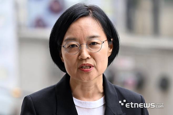 중소벤처기업부 장관 후보자로 지명된 한성숙 네이버 고문이 24일 서울 여의도 중소기업기술정보진흥원에 마련된 인사청문회 준비 사무실로 출근하며 지명 소감을 밝히고 있다. 이동근기자 foto@etnews.com