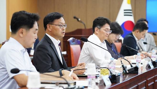 김성범 해양수산부 차관이 지난 24일 정부세종청사 해양수산부 대회의실에서 열린 북극항로 TF(태스크포스) 킥오프 회의를 주재하고 있다. /사진=해양수산부 제공