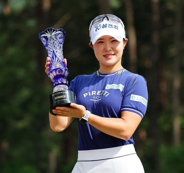 2025년 한국여자프로골프(KLPGA) 투어 맥콜·모나 용평 오픈 우승을 차지한 고지우 프로가 우승 트로피를 들고 기념 촬영하는 모습이다. 사진제공=KLPGA
