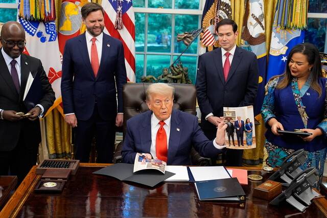 도널드 트럼프 미국 대통령이 27일(현지시각) 백악관에서 콩고민주공화국 테레즈 카이쾀바 외교장관(오른쪽)과 르완다의 올리비에 은두훈기레헤 외교장관(왼쪽)과 함께 기자들 앞에서 이야기하고 있다. 워싱턴/EPA 연합뉴스