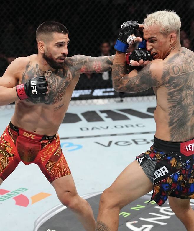 일리아 토푸리아(왼쪽)와 찰스 올리베이라의 UFC 라이트급 타이틀전 장면. 사진=UFC SNS
