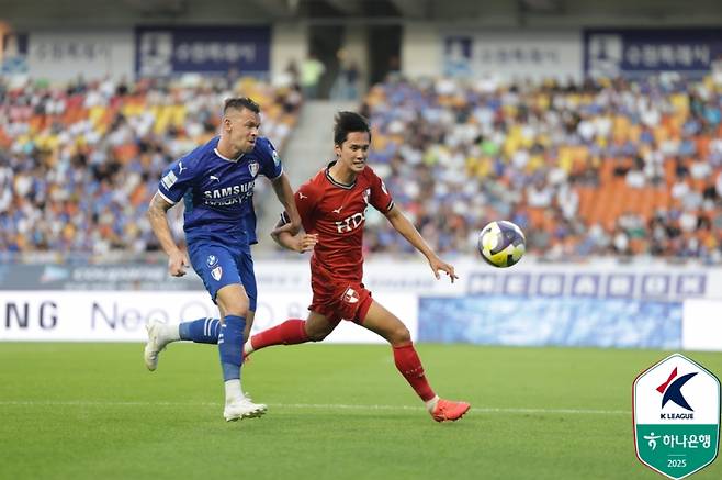 29일 수원월드컵경기장에서 열린 수원과 부산의 하나은행 K리그2 2025 18라운드. 수원 일류첸코(왼쪽)와 부산 홍욱현이 경합하고 있다. 사진=프로축구연맹