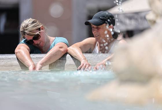 27일 이탈리아 로마 판테온 폰타나에서 더위를 식히는 관광객들. 이탈리아 보건부는 6월 27일부터 이탈리아 전역 수십 개 주요 도시에 폭염 경보를 발령했다. 신화통신=연합뉴스