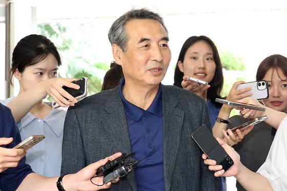 김건희 여사 의혹 관련 사건을 맡은 민중기 특별검사가 29일 오전 서울 서초구 사무실로 출근하고 있다. 뉴스1