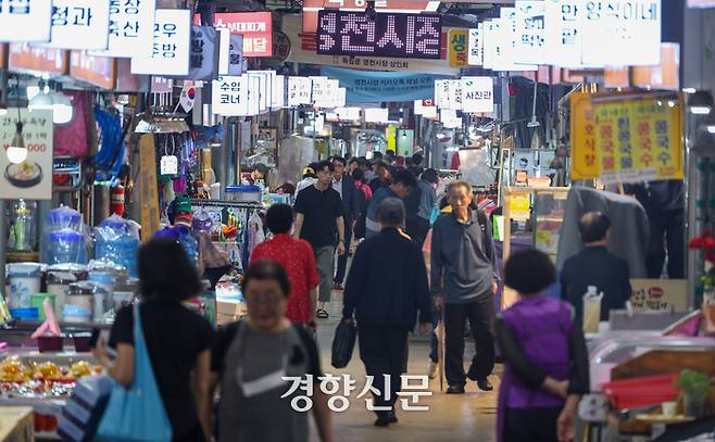 서울 서대문구 영천시장에서 시민들이 장을 보고 있다. 권도현 기자