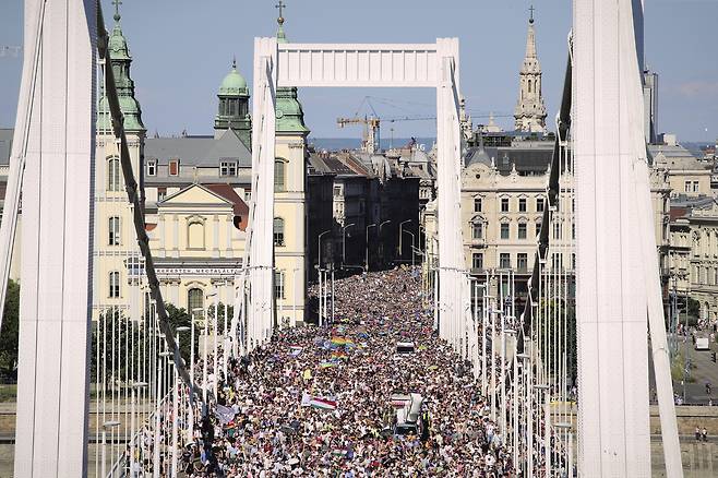 28일(현지시간) 헝가리 부다페스트에서 성소수자 권리 옹호 행사인 ‘부다페스트 프라이드’가 열리고 있다. AP연합뉴스