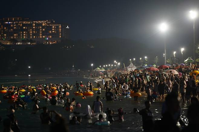 속초해수욕장 야간개장. 속초시 제공