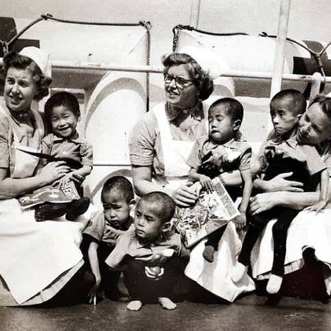 유틀란디아호 의료진과 한국 어린이들의 모습.