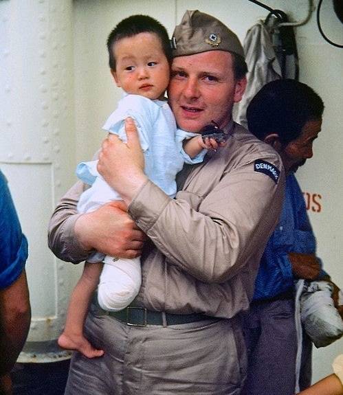 유틀란디아호 간호사였던 요한 프리스크가 다리를 잃은 김주완군을 안고 있는 모습. 연합뉴스