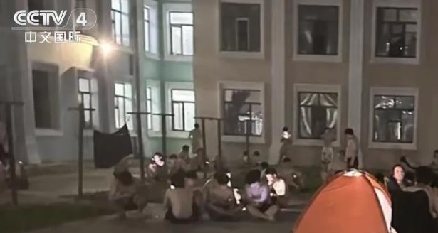 중국 헤이룽장성 하얼빈의 한 대학 기숙사 학생들이 최근 무더위를 피해 노숙을 하고 있다. 이곳 기숙사엔 에어컨은 물론이고 선풍기도 제대로 설치되지 않은 것으로 알려졌다. 중국중앙TV 캡처