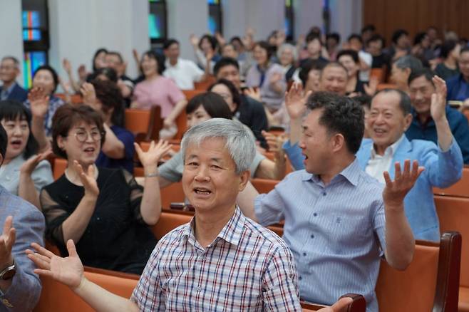 부산 성민교회 '어른성경학교' 현장. 성민교회 제공