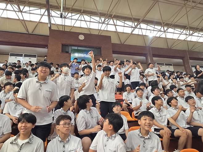 최근 경기도 평택시 한광중학교 체육관에서 열린 채플 시간에 학생들이 자리에 일어나 손뼉을 치며 찬양하고 있다.