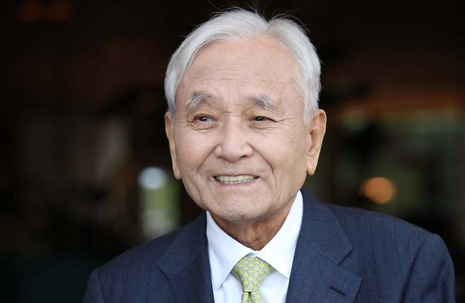 최준명 요진건설 회장이 2021년 매일경제와 인터뷰하며 미소를 짓고 있다. 매경DB