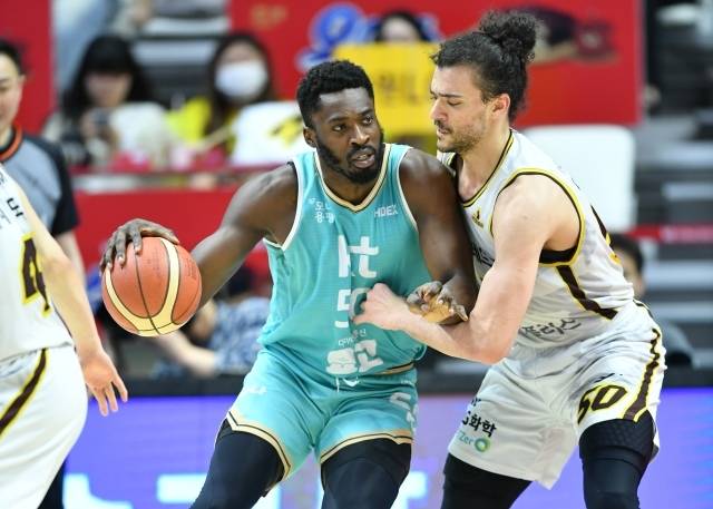 세월이 흘렀으나 에릭의 수비력은 여전하다. 그렇기에 에릭은 10~15분 정도 LG가 자랑하는 수비를 잘 이어가 줄 수 있는 적임자다. 사진=KBL 제공