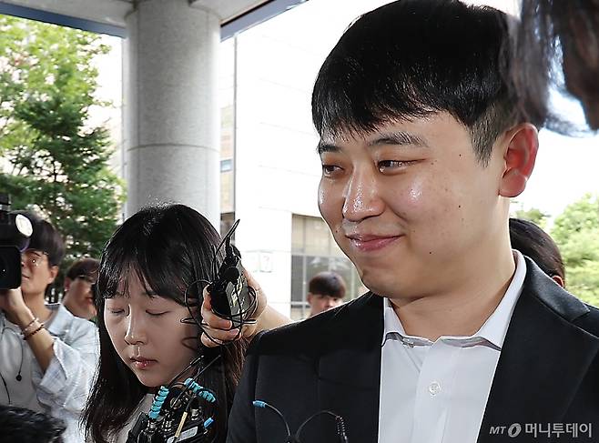 (서울=뉴스1) 김진환 기자 = 한성존 서울아산병원 전공의 대표가 9일 오전 서울 마포구 서울경찰청 광역수사단에서 대한의사협회(의협) 전·현직 간부들의 의료법 위반 방조 혐의 관련 참고인 조사에 참고인 신분으로 출석하고 있다. 2024.9.9/뉴스1 Copyright (C) 뉴스1. All rights reserved. 무단 전재 및 재배포, AI학습 이용 금지. /사진=(서울=뉴스1) 김진환 기자