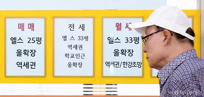 (서울=뉴스1) 김성진 기자 = 정부가 수도권·규제지역 내 주택담보대출(주담대) 한도를 6억 원으로 제한하는 새로운 대출 규제를 실시한다. 또한 수도권에서 주택담보대출을 받고 집을 사면 6달 안에 해당 주택에 전입해야 한다. 금융위원회는 27일 '긴급 가계부채 점검 회의'를 하고 이런 내용의 초고강도 대출 규제 강화 방안을 발표했다. 사진은 이날 서울 시내 한 공인중개사에 게시된 아파트 매매 및 전월세 매물 시세. 2025.6.27/뉴스1 Copyright (C) 뉴스1. All rights reserved. 무단 전재 및 재배포, AI학습 이용 금지. /사진=(서울=뉴스1) 김성진 기자