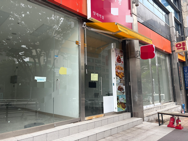26일 양재역 사거리 1층 대로변 상가가 연이어 공실인 모습. 정주원 기자