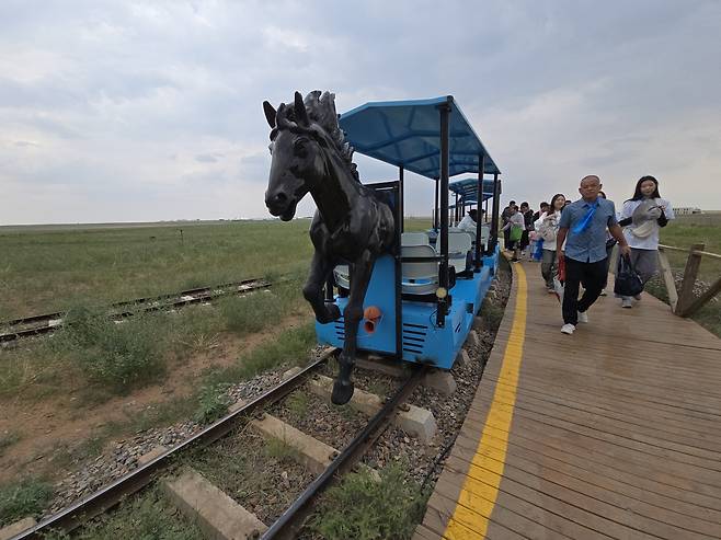 오르도스 대초원의 한 자락 실선, 꼬마기차 선로