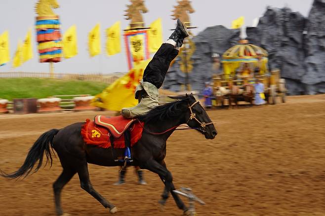 머리로 말 타고 다리를 뻗는 내몽고 마상 묘기