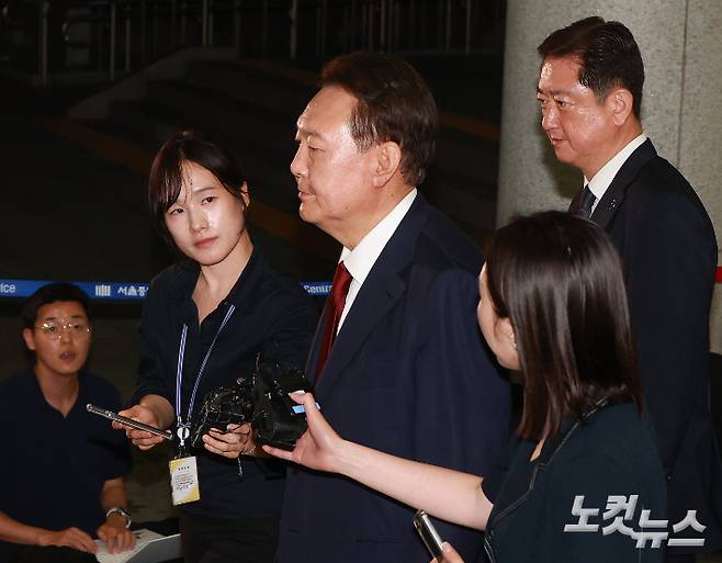 내란특검에서 소환조사를 받은 윤석열 전 대통령이 29일 새벽 서울 서초구 서울고검에 마련된 내란특검 사무실에서 나와 귀가하고 있다. 황진환 기자