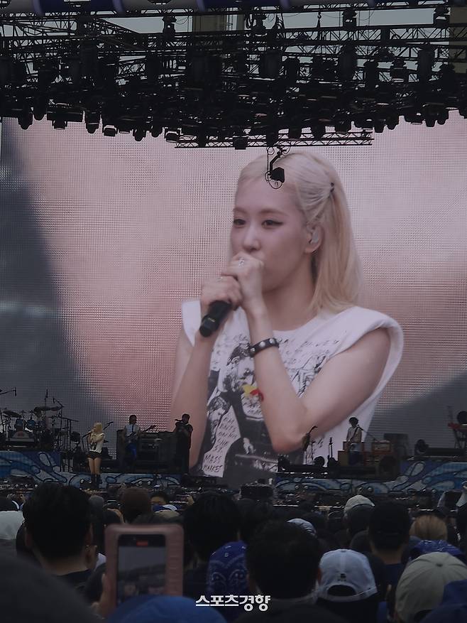 블랙핑크의 로제가 지난 28일 인천아시아드 주경기장에서 개최된 ‘싸이흠뻑쇼 서머스웨그 2025’에 게스트로 등장했다. 사진|김원희 기자