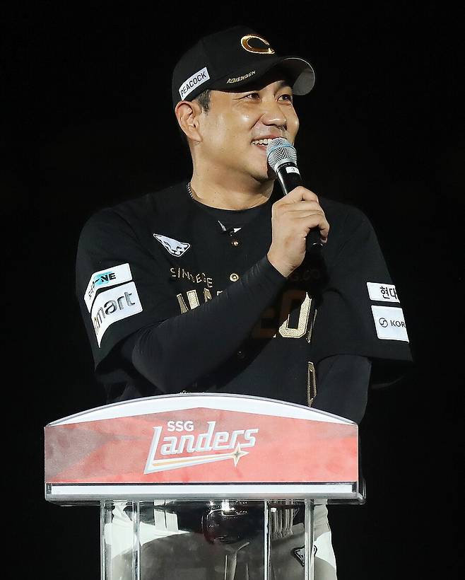 ▲ 28일 인천SSG랜더스필드에서 은퇴식을 가지며 정들었던 인천 팬들과 작별을 고한 김강민 ⓒSSG랜더스