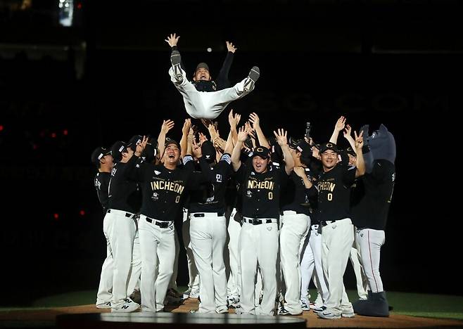 ▲ 은퇴식에서 정들었던 후배들의 축하를 받고 있는 김강민 ⓒSSG랜더스