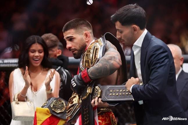 챔피언 벨트를 어깨에 맨 일리아 토푸리아(가운데). /AFPBBNews=뉴스1